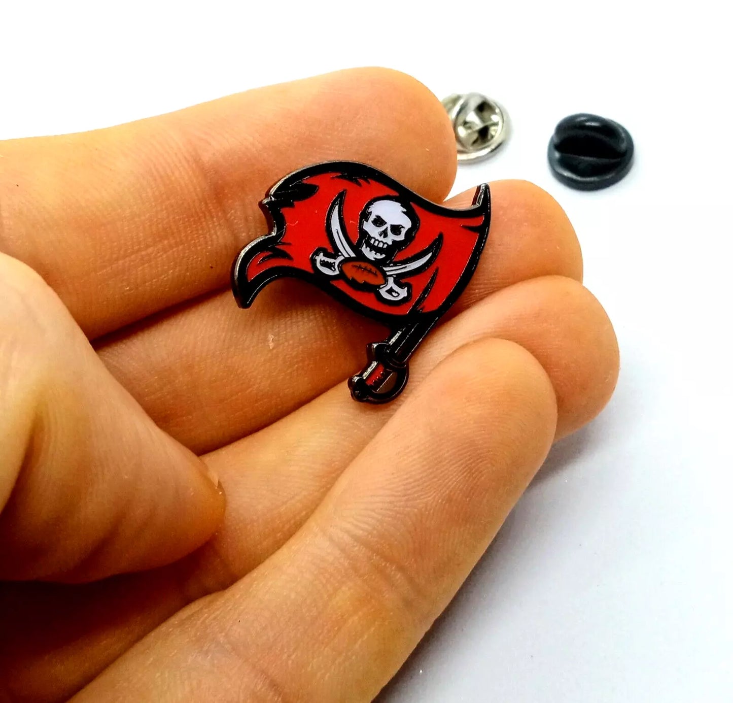 TAMPA BAY BUCCANEERS PIN Football NFL Team Gift Enamel Hat Backpack Lapel Brooch